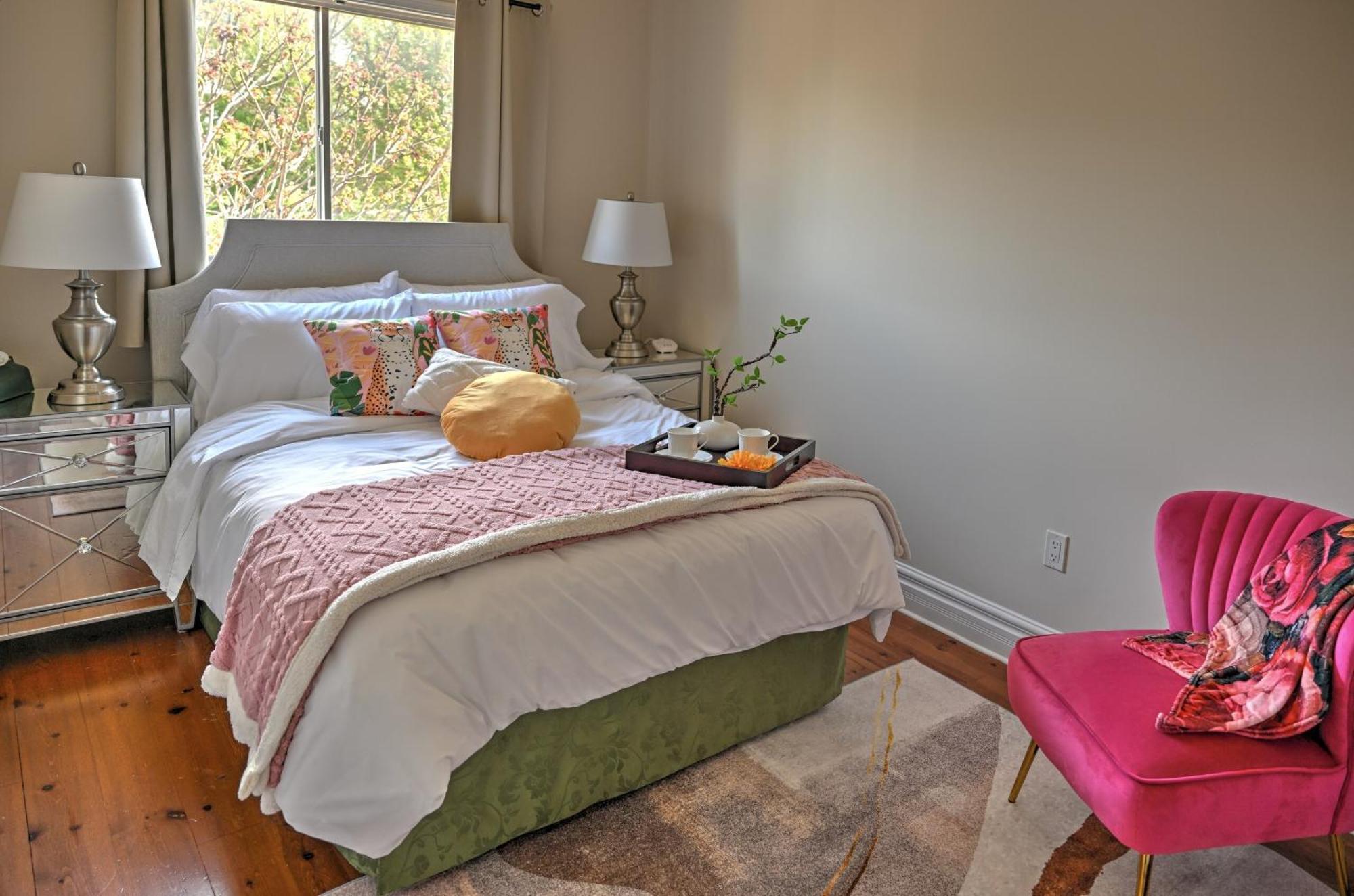 Welcome Home! Acores Bed & Breakfast Торонто Номер фото