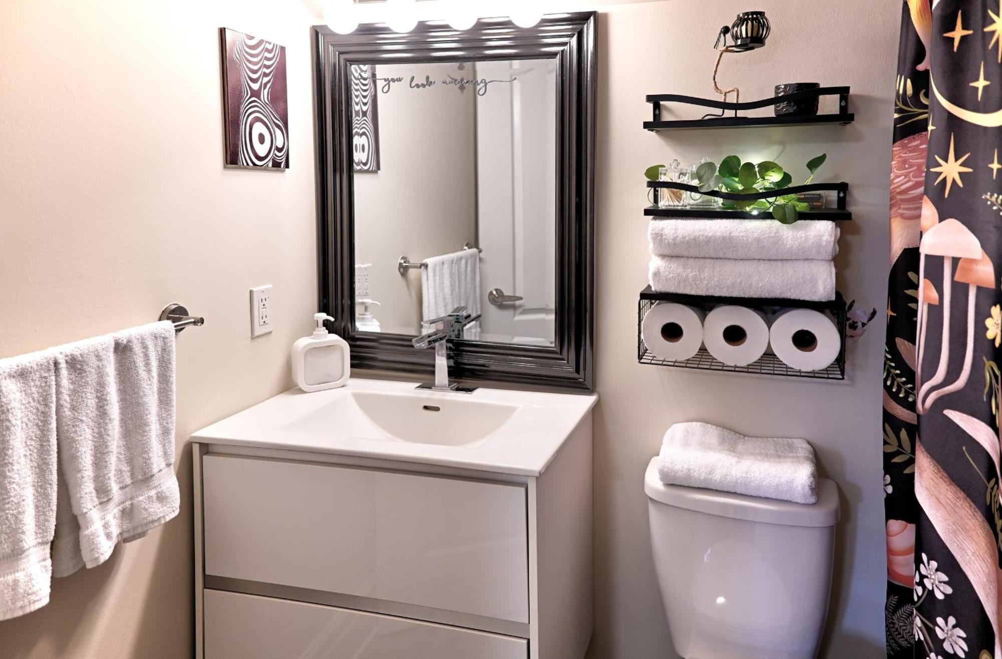 Welcome Home! Acores Bed & Breakfast Торонто Номер фото