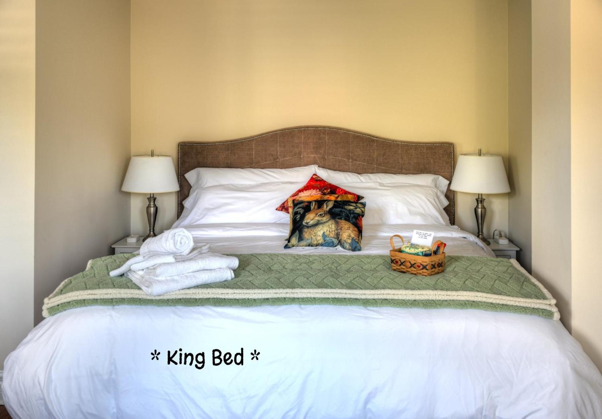 Welcome Home! Acores Bed & Breakfast Торонто Номер фото